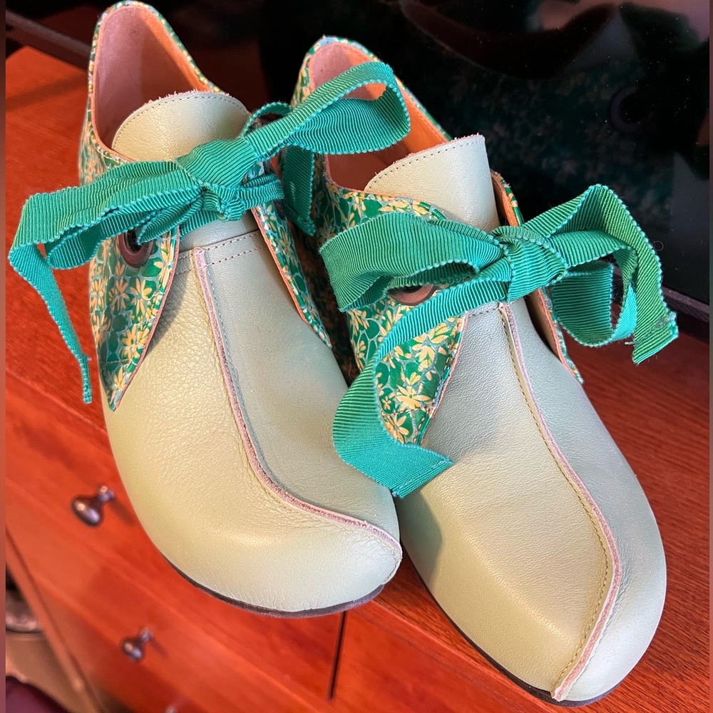 Fluevog Prepare Pledge size 7 green flowers - Picture 4 of 5